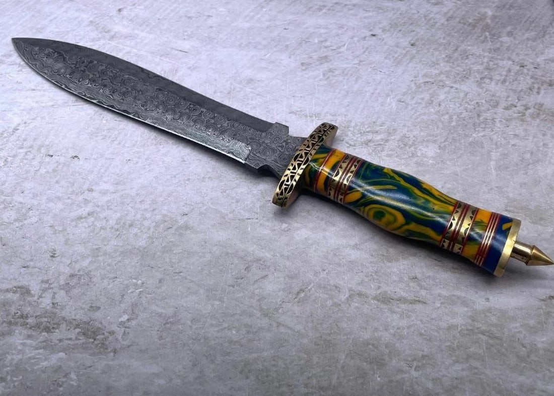 The Venoms Damascus Spear Point Exotic Dagger: The Venoms Damascus Spear Point Exotic Dagger. Damascus Steel Blade with 256 Layers on it. HARDNESS 56-60 H R C VERY HIGH QUALITY GENUINE LEATHER SHEATH View Photos For Further Details.