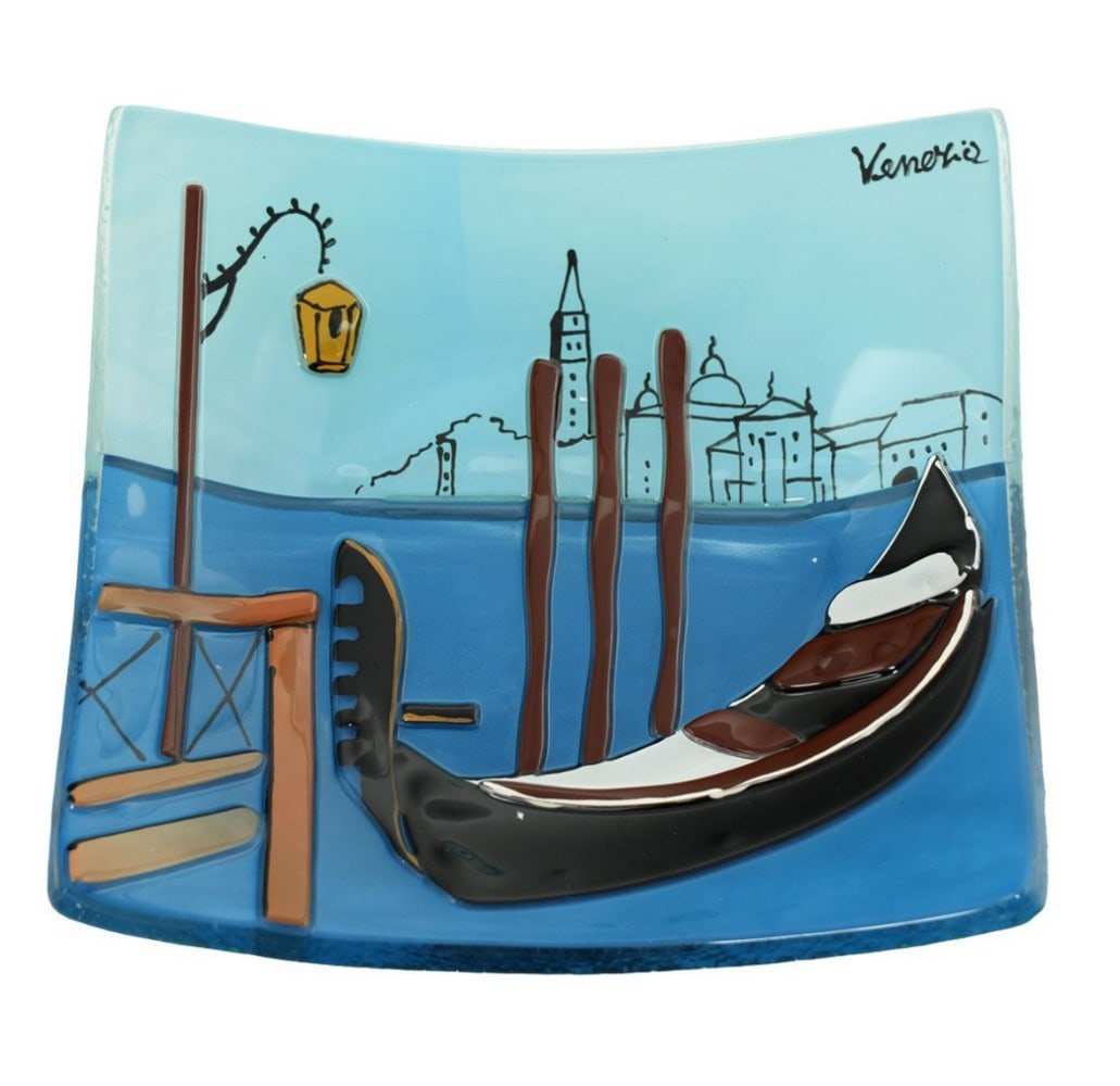 Gondola Venice Tribute Murano Glass Plate: Gondola Venice Tribute Murano Glass Plate Introducing the Gondola Venice Tribute Murano Glass Plate, created using the glass fusion technique by assembling individual pieces of glass. This decorative