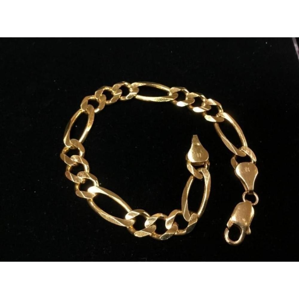 Italian Made 14K Solid Yellow Gold Figaro Link Bracelet: Italian Made 14K Solid Yellow Gold Figaro Link Bracelet in perfect Condition. A popular design Italian bracelet made of 14K Solid Yellow Gold. Sporting a durable 14K gold Clasp which suit the bracelet