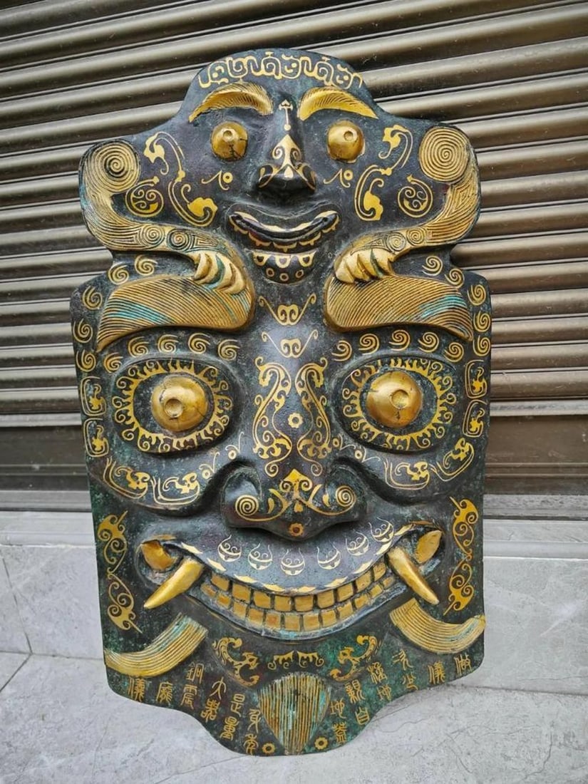 Antique Chinese Handcrafted Bronze Animal-Faced Shield Statue: Antique Chinese Handcrafted Bronze Animal-Faced Shield Statue This rare and exquisite Chinese bronze statue features a hand-crafted animal-faced shield, showcasing intricate artistry and exceptional d