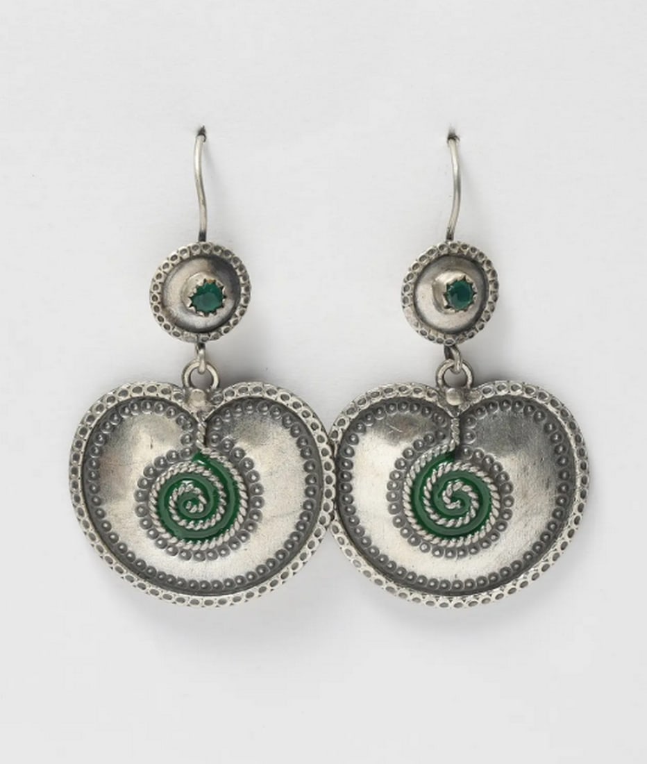 Emerald Whisper Dangle Earrings: Emerald Whisper Dangle Earrings These stunning sterling silver dangle earrings showcase artistry and elegance. Featuring intricate craftsmanship and vibrant emerald green accents, they create a strik