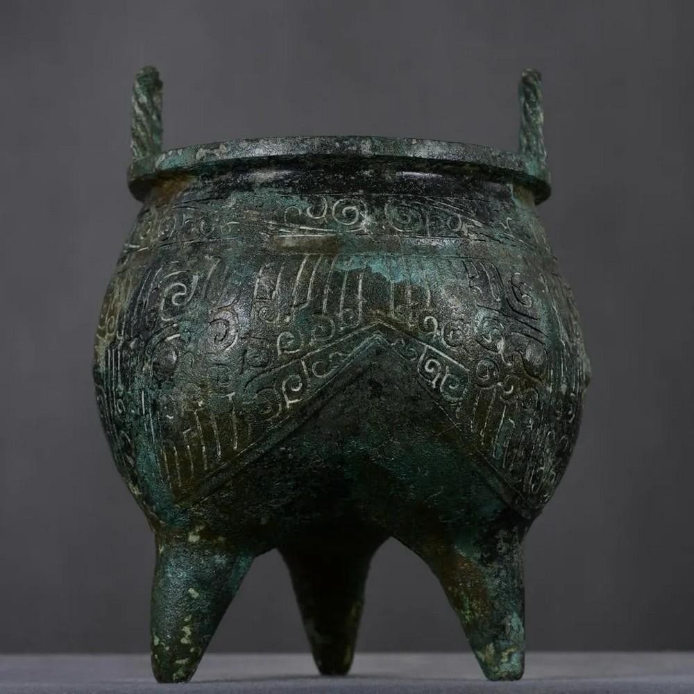 Antique Chinese Bronze Three-Legged Tripod Ornament: Antique Chinese Bronze Three-Legged Tripod Ornament This exquisite Chinese antique bronze three-legged round tripod ornament showcases exceptional craftsmanship and timeless elegance. Meticulously ha