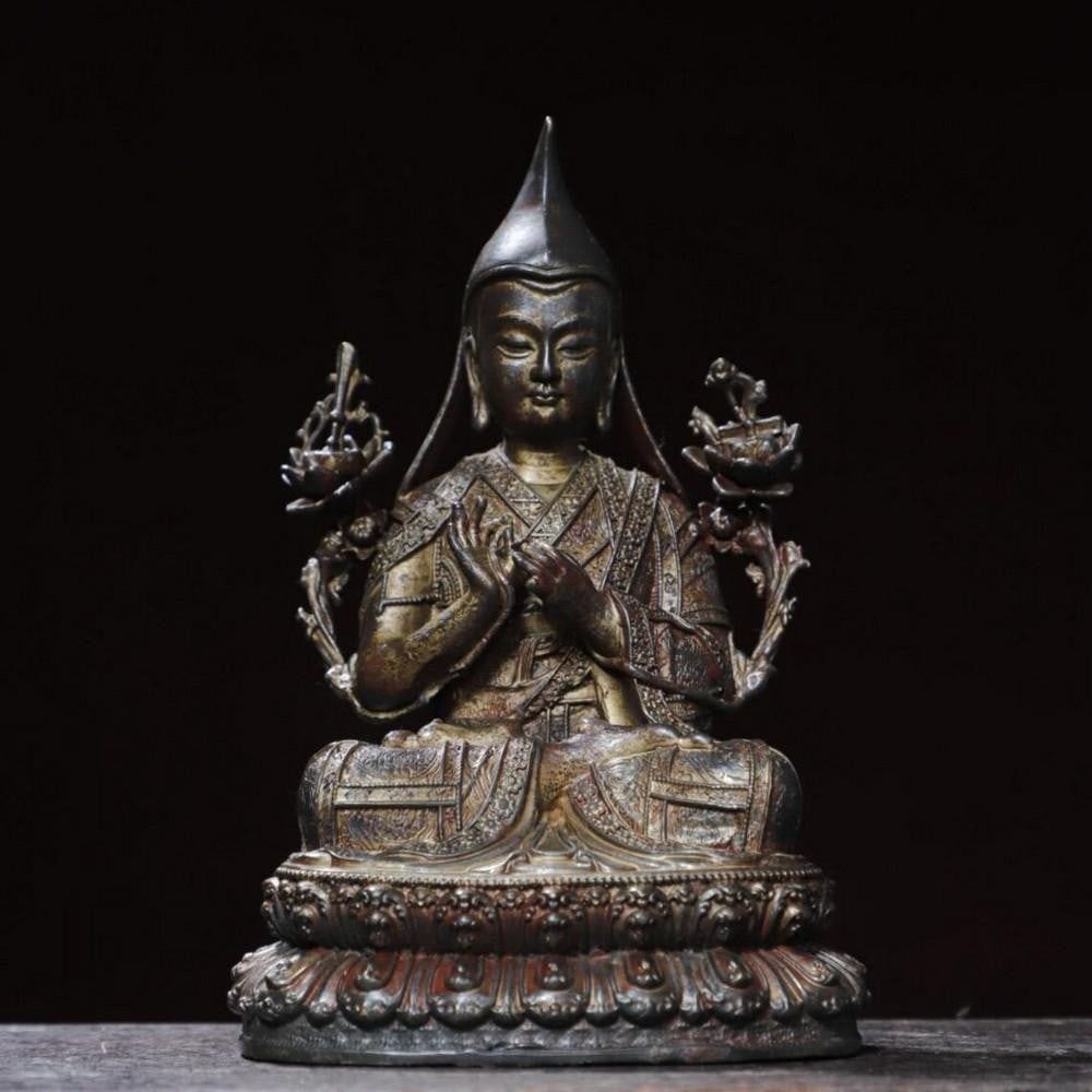 Mud Gold Tsongkhapa Buddha Statue: Mud Gold Tsongkhapa Buddha Statue This exquisite statue of Tsongkhapa, the revered Tibetan Buddhist scholar and teacher, is handcrafted from rare pure copper and adorned with a beautiful mud gold fini