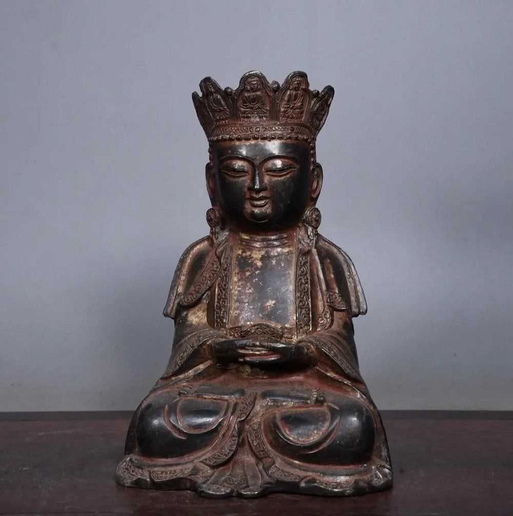 Antique Chinese Copper Sakyamuni Buddha Statue: Antique Chinese Copper Sakyamuni Buddha Statue A rare and finely handcrafted Sakyamuni Buddha statue, made from pure copper with exceptional detail. This antique piece embodies the profound serenity a