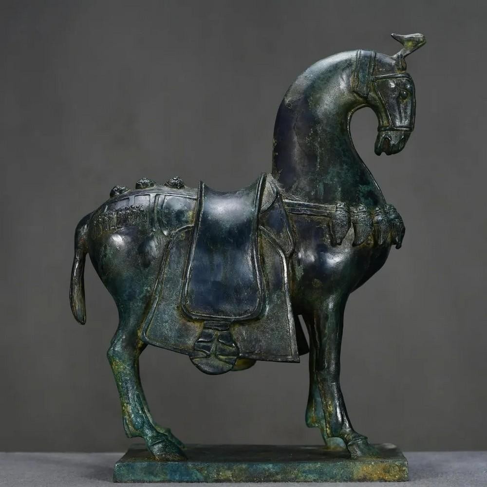 Antique Bronze War Horse Statue: Antique Bronze War Horse Statue This remarkable Chinese antique depicts a powerful war horse, meticulously hand-crafted from bronze. The statue captures the horse's dynamic stance and noble spiri