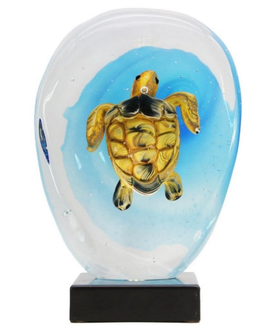 Murano Glass Sommerso Sea Turtle Sculpture with LED Lamp: Murano Glass Sommerso Sea Turtle Sculpture with LED Lamp This sculpture is crafted from Murano glass using the sommerso technique, featuring a sea turtle form encased within layered transparent and co
