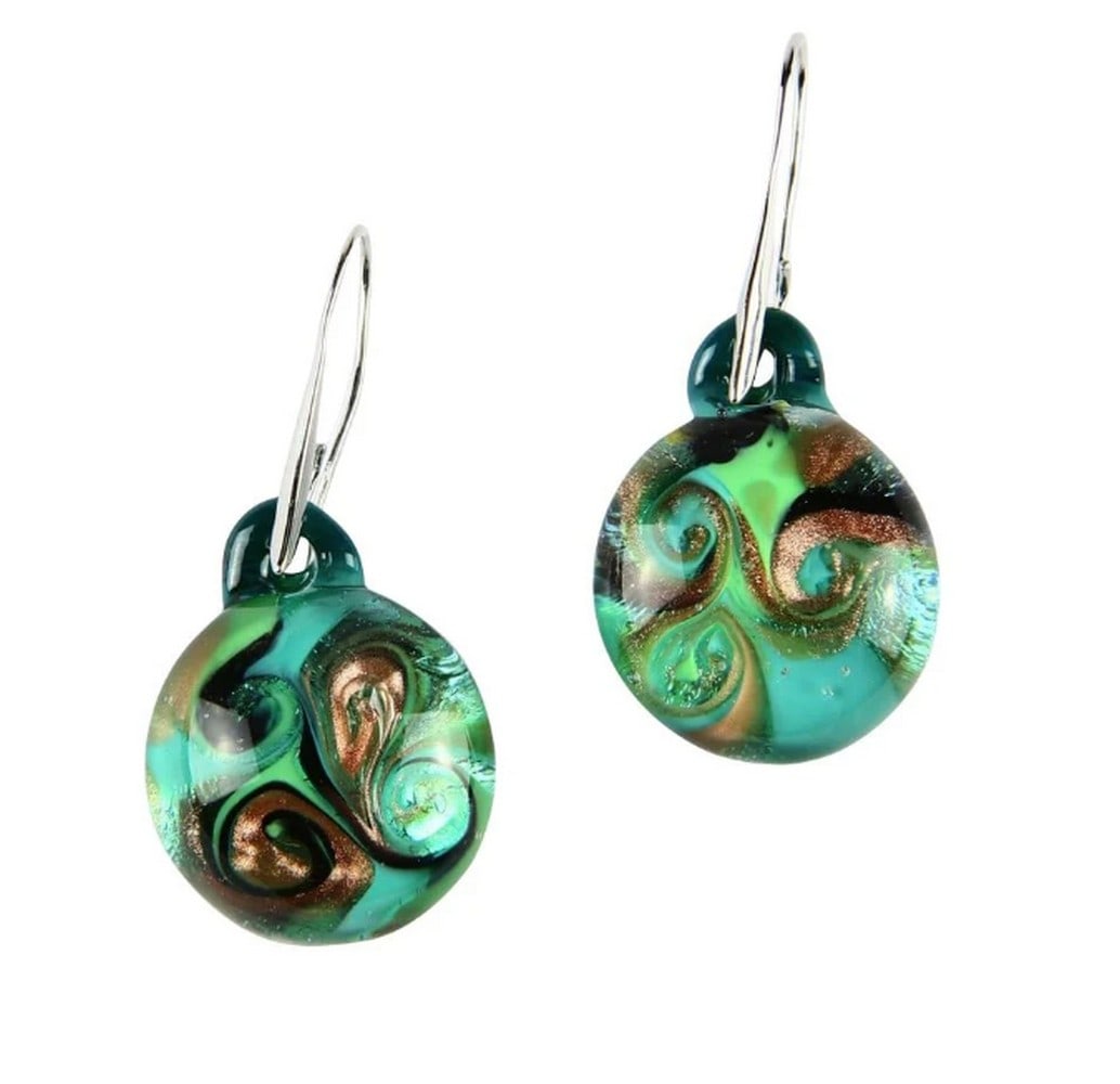 Murano Glass Submerged Green Dangling Earrings: Murano Glass Submerged Green Dangling Earrings Glass earrings submerged in hot modeling technique by lamp working, made of glass. Handmade in Murano glass. Perfect earrings to use everyday during ever