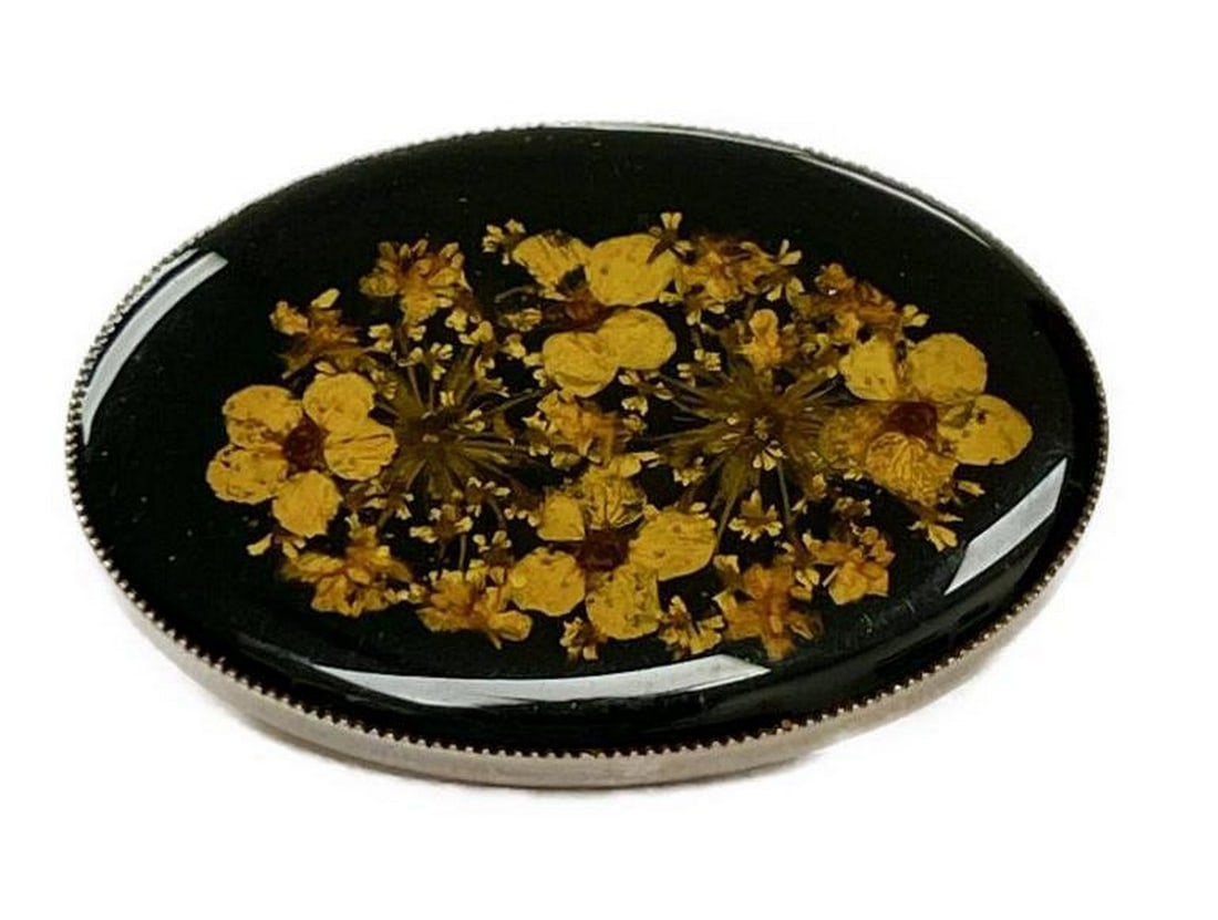 Vintage Black Backdrop Brooch with Vintage Flowers: Vintage Black Backdrop Brooch with Vintage Flowers Elevate your style with our Vintage Black Backdrop Brooch featuring delicate Vintage Flowers. This timeless accessory boasts a classic black