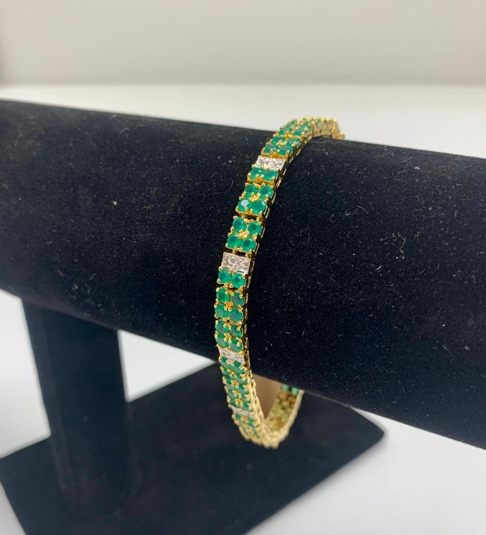 Ladies 18K Gold Plated 7ct Green Agate and Diamond Bracelet: Ladies 18K Gold Plated 7ct Green Agate and Diamond Bracelet. The Vibrant Green Color Will Add A Luxurious Touch To Any Style. Diamonds Are A Girls Best Friend And Green Agate?Is?A?Stone?Of?Relaxatio