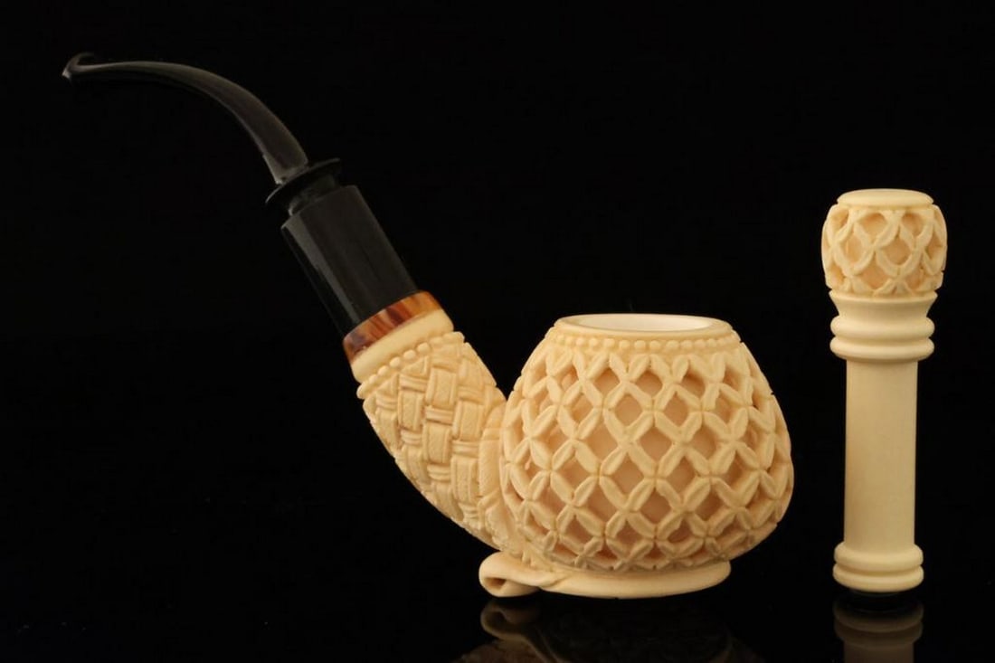Premium Deep Lattice Self-Sitting Meerschaum Pipe by Cumhur with Case and Tamper: Premium Deep Lattice Self-Sitting Meerschaum Pipe by Cumhur with Case and Tamper This premium block meerschaum pipe by Cumhur features a deep lattice-carved exterior and a self-sitting design. Crafte