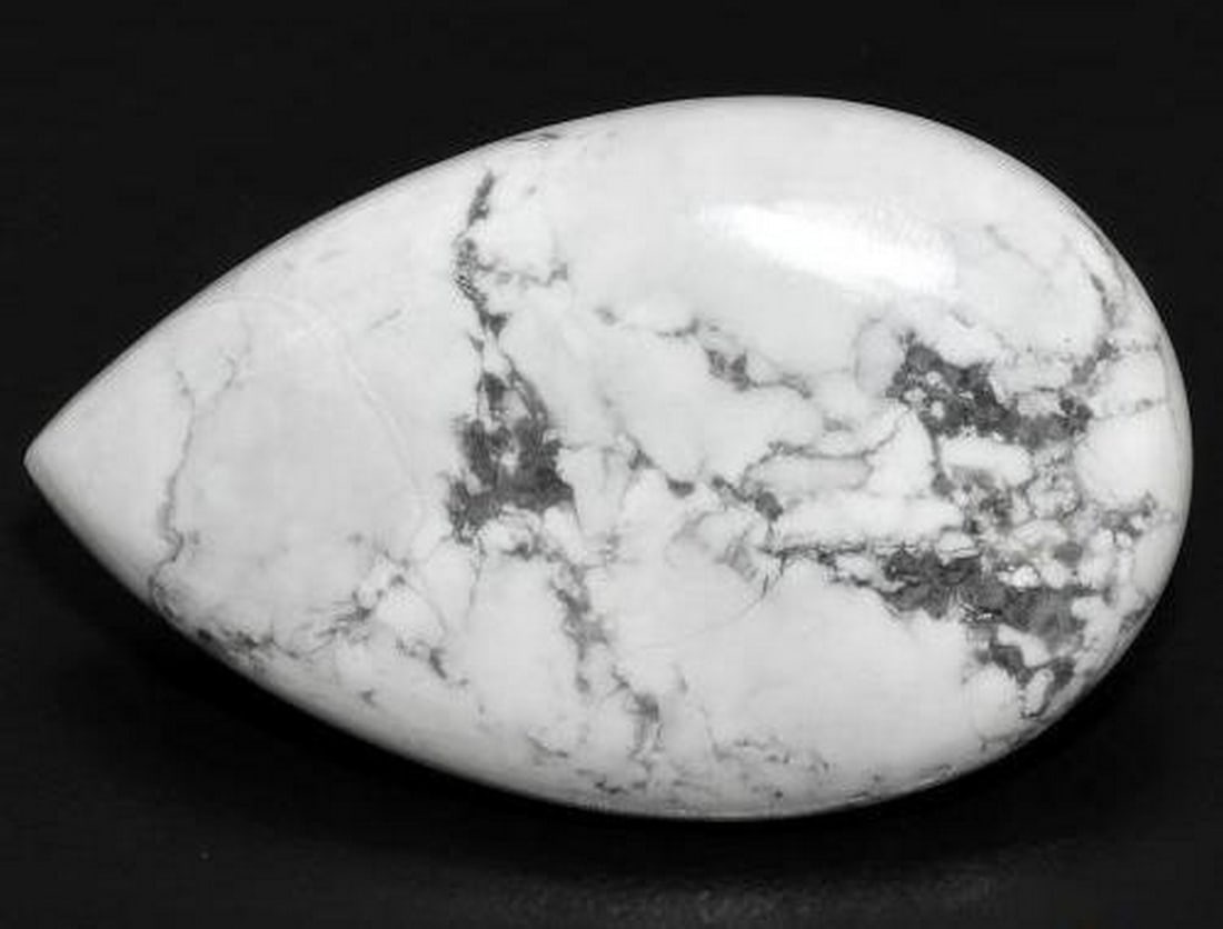22.34ct Natural Greyish White Howlite, Pear, Opaque: 22.34ct Natural Greyish White Howlite, Pear, Opaque Natural howlite gemstone weighing 22.34 carats, cut in a pear cabochon shape with a greyish white color and opaque clarity. The gem measures