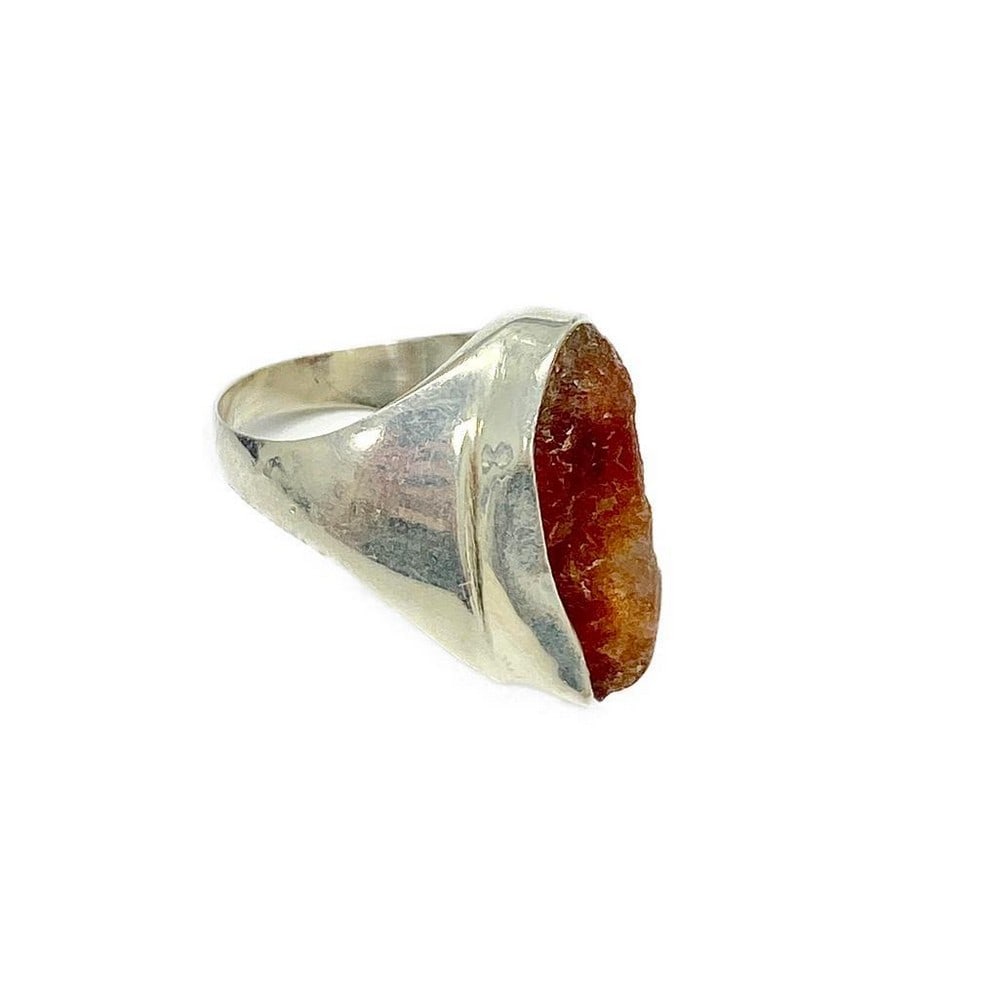 Fiery Aventurine Sterling Ring: Fiery Aventurine Sterling Ring This captivating 925 sterling silver ring showcases a vibrant Red Aventurine gemstone, known for its warm, energizing glow. The stone’s rich, earthy red tones are