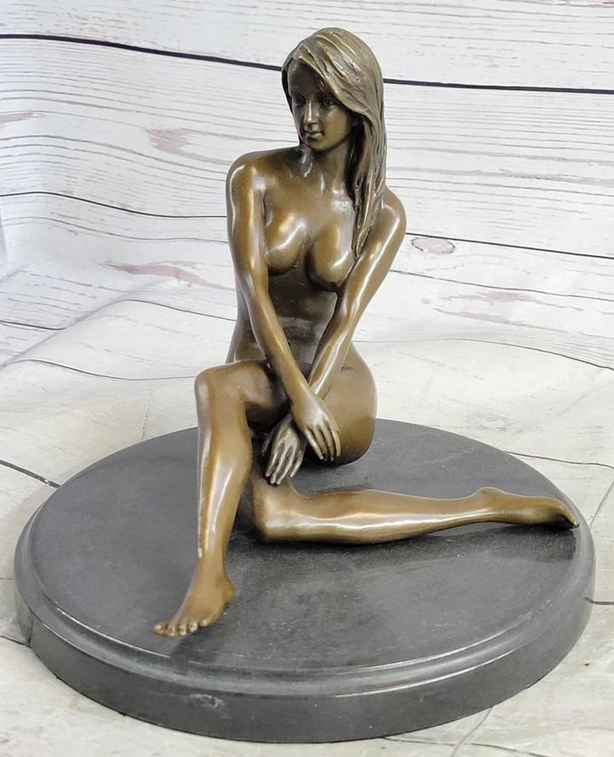 Elegant Seated Nude Muse Erotic Bronze Sculpture: Elegant Seated Nude Muse Erotic Bronze Sculpture The captivating form of the nude seductress is gracefully seated on the ground, entranced by an intense desire. Crafted to capture the essence of femin