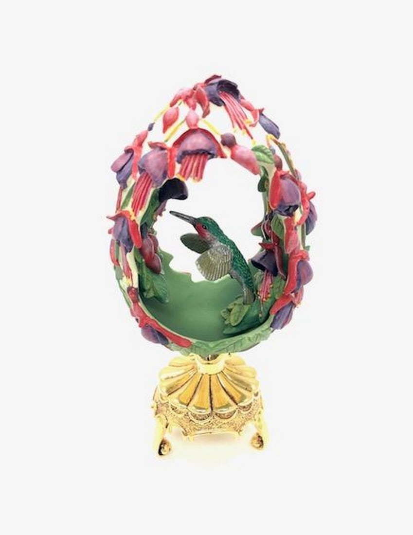 Franklin Mint Fuchsia Flower Hummingbird Faberge Egg On Gold Toned Stand: Franklin Mint Fuchsia Flower Hummingbird Faberge Egg On Gold Toned Stand. "House Of Faberge" Stamp On Base Of Stand. This Beautiful Figure Would Make A Great Gift For A Loved One, Or An Incredibl