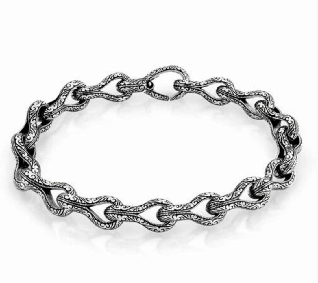 Intricately Woven 925 Sterling Silver Bracelet with Elaborate Engraving: Intricately Woven 925 Sterling Silver Bracelet with Elaborate Engraving. This bracelet is a beautiful addition to any jewellery collection as it exudes class and exquisiteness through its simple yet