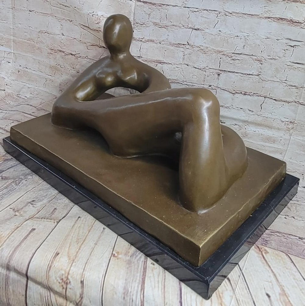 Henry Moore Inspired Large Abstract Woman Bronze Sculpture: Henry Moore Inspired Large Abstract Woman Bronze Sculpture Crafted through the meticulous lost wax method, this magnificent sculpture of Henry Moore's Recumbent Figure stands a