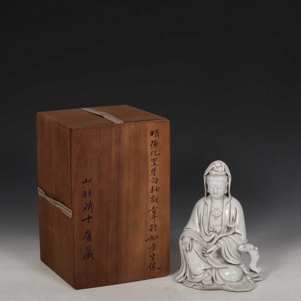 Old Collection Ming Dynasty Dehua Kiln Blanc-de-Chine Guanyin Seated Statue Holding a Ruyi: Old Collection Ming Dynasty Dehua Kiln Blanc-de-Chine Guanyin Seated Statue Holding a Ruyi A serene and finely crafted Guanyin seated statue from the Ming Dynasty, produced at the celebrated Dehua kil