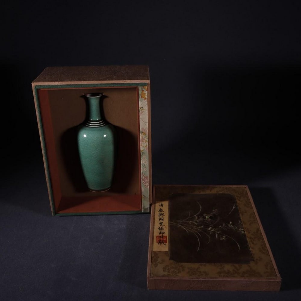 Old Collection Qing Dynasty Kangxi Lang Kiln Green-Glazed Vase: Old Collection Qing Dynasty Kangxi Lang Kiln Green-Glazed Vase A rare and elegant green-glazed vase from the Kangxi period of the Qing Dynasty, produced at the renowned Lang kiln. The vessel features