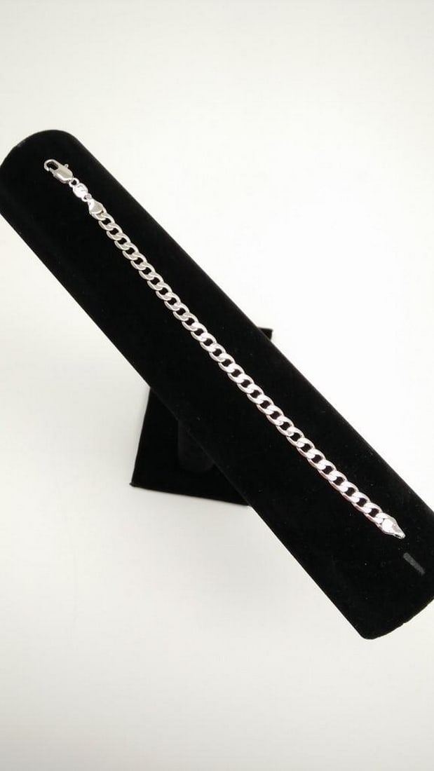 Sterling Silver Bracelet: Unisex Sterling Silver Bracelet With A Secure Lobster Claw Clasp, This Is A Lovely Choice To Compliment Just About Any Occasion. This Bracelet Is Great For Gift Giving Or For Personal Use. This Piece 