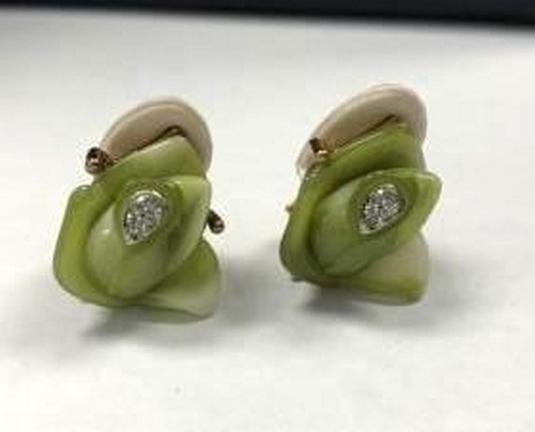 Green Rose Clip-On Earrings: Green Rose Clip-On Earrings These charming clip-on earrings feature delicately crafted roses in a soft green hue, bringing a touch of nature-inspired elegance to any outfit. Lightweight and comfortabl