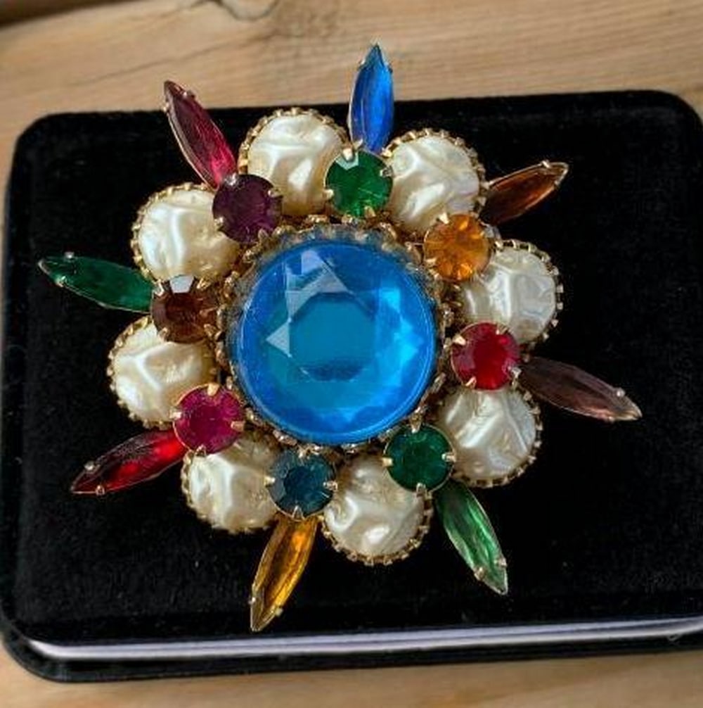 Flower-Shaped Brooch with Multicolored Stones (1 of 4)