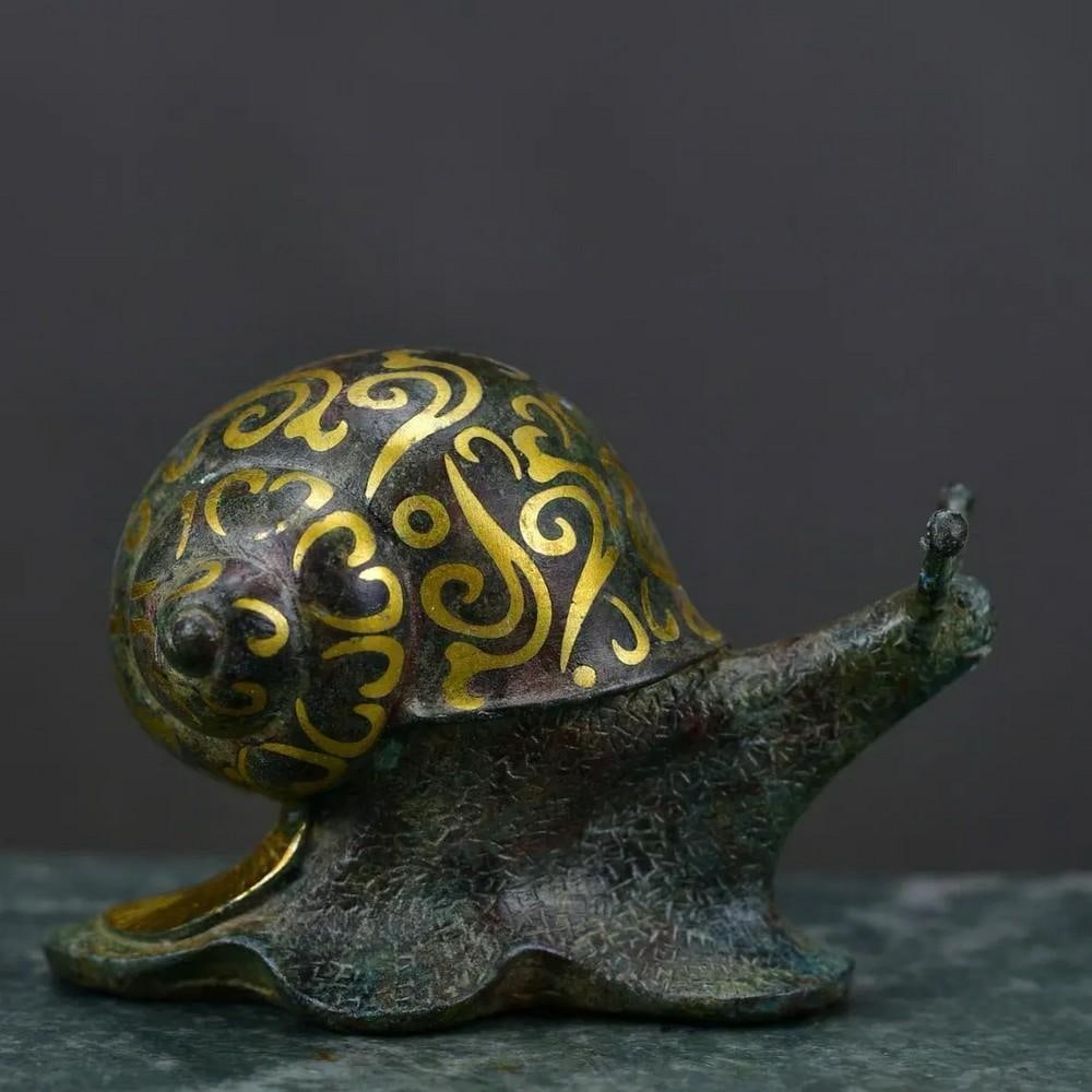 Antique Chinese Bronze Inlaid Gold Snail Statue Ornament: Antique Chinese Bronze Inlaid Gold Snail Statue Ornament This rare handcrafted bronze snail statue is adorned with exquisite gold inlays, highlighting the fine artistry and craftsmanship of traditiona