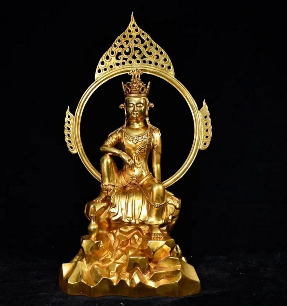 Chinese Antique Large Pure Copper Gilt Guanyin Buddha Statue: Chinese Antique Large Pure Copper Gilt Guanyin Buddha Statue A rare and exquisite Chinese antique Guanyin Buddha statue, expertly hand-made from pure copper with a radiant gilt finish. This large orna