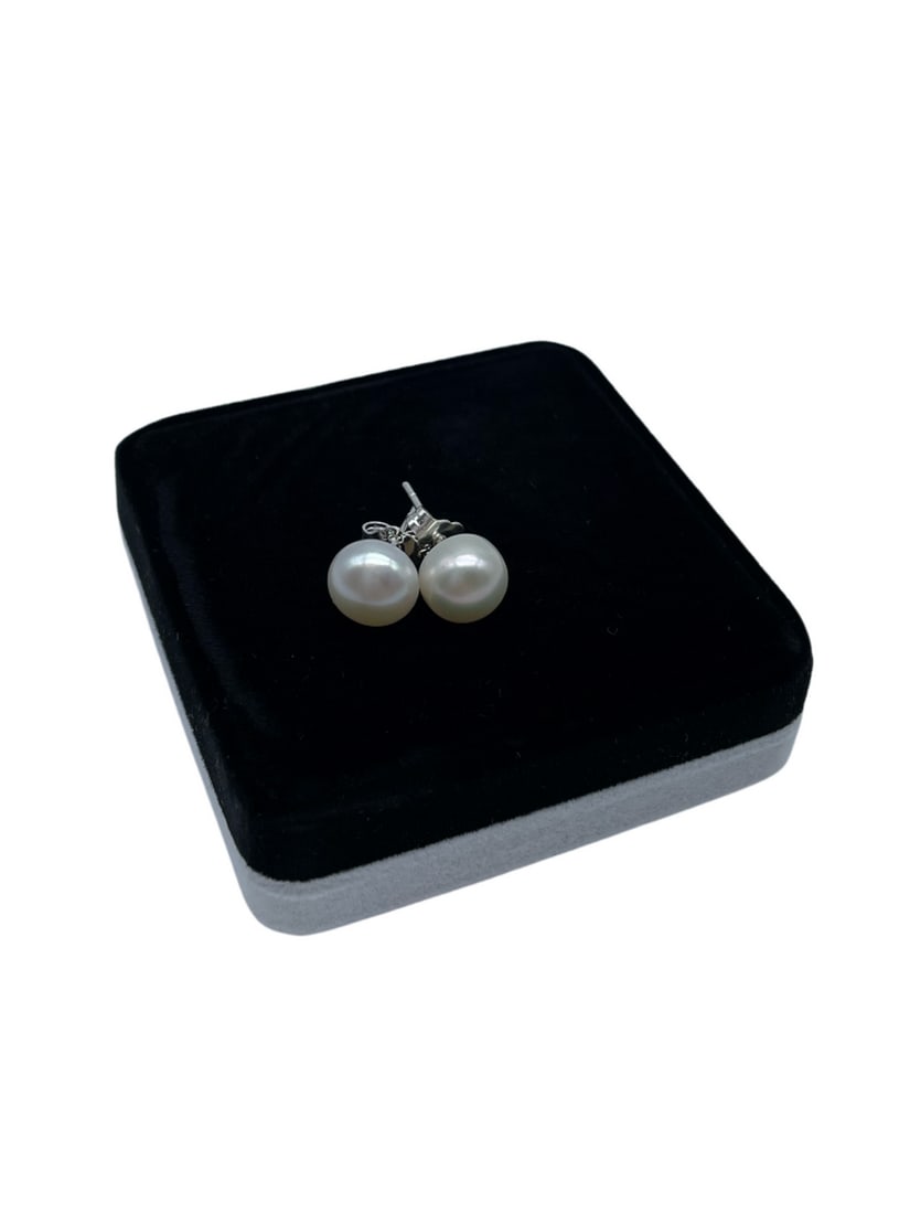 Fresh Water Cultured White Pearl Stud Earrings: Fresh Water Cultured White Pearl Stud Earrings These Petite Round Pearl Stud Earrings Have A Shiny White Luster. They Match With All Outfits And Suit All Skin Tones, Making Them A Staple In Every Jewe