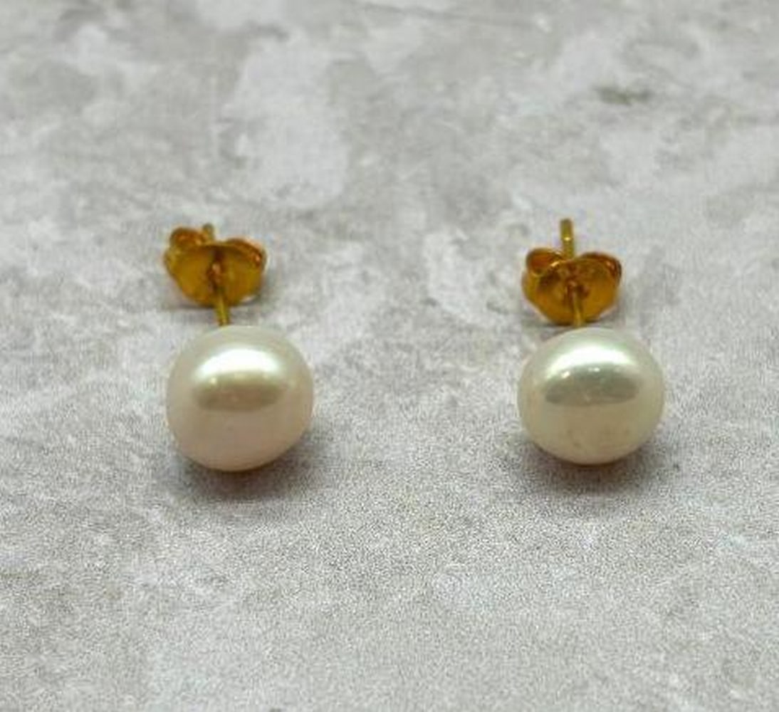 Natural Cultured Freshwater White Pearl Earrings: Natural Cultured Freshwater White Pearl Earrings Cultured in freshwater, these pearls boast a beautiful luster and subtle color variation that adds a touch of elegance to any ensemble. With their
