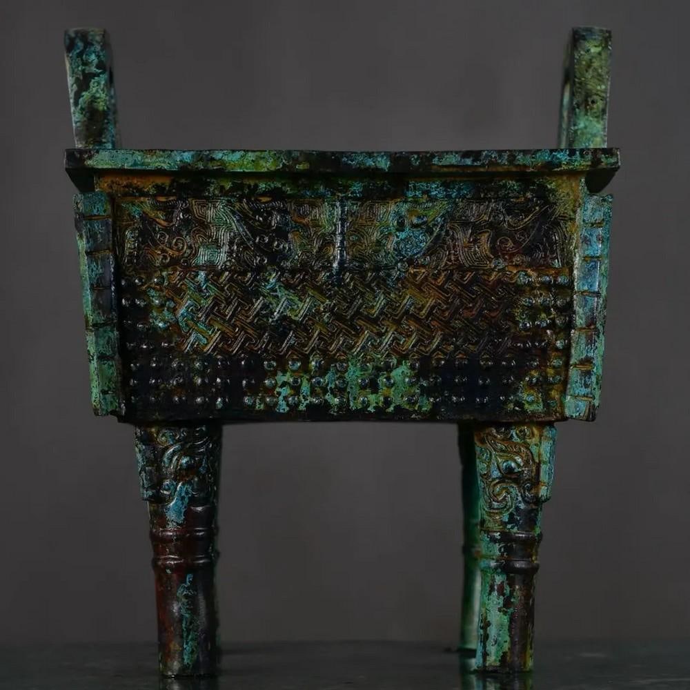 Chinese Handmade Bronze Square Tripod Statue: Chinese Handmade Bronze Square Tripod Statue This exceptional handmade bronze square tripod statue is a stunning representation of traditional Chinese craftsmanship. The square tripod design, known fo