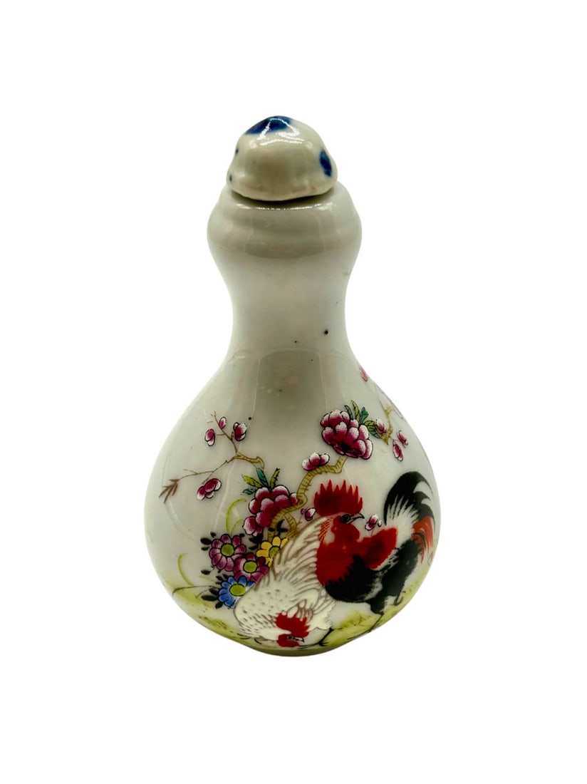 Hand Painted Chinese Snuff Bottle with Rooster Design: Hand Painted Chinese Snuff Bottle with Rooster Design This exquisite hand-painted Chinese snuff bottle is a testament to the intricate artistry of traditional Chinese craftsmanship. The bottle, with i
