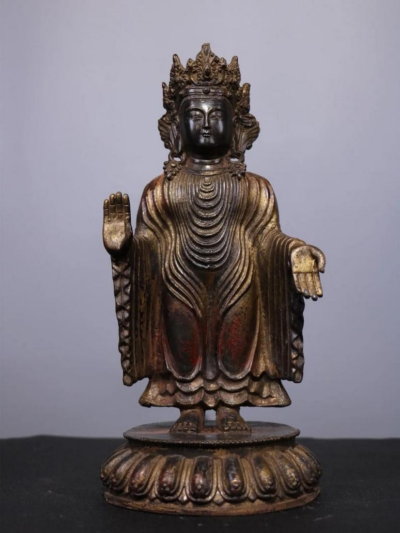 Chinese Antique Handmade Pure Copper Guanyin Statue: Chinese Antique Handmade Pure Copper Guanyin Statue An exquisite and rare Chinese antique statue depicting Guanyin, meticulously handcrafted from pure copper. This ornamental piece reflects traditiona