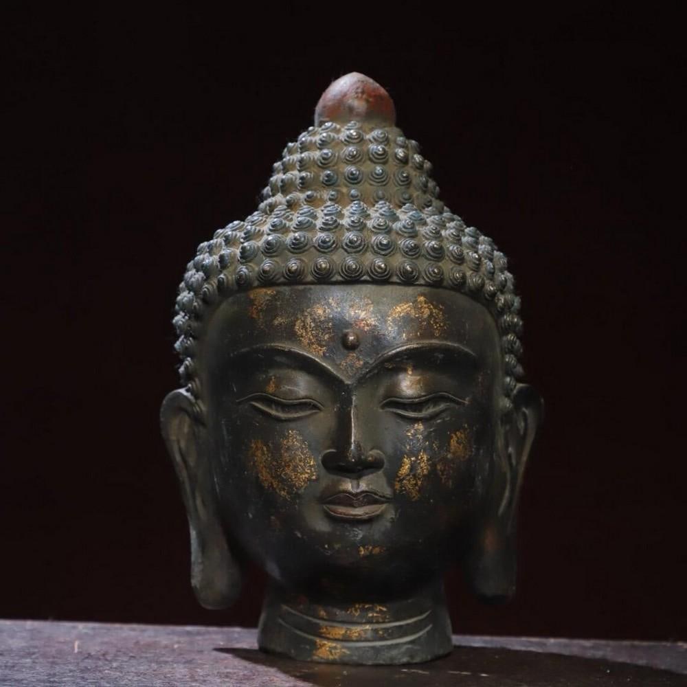 Gilded Copper Sakyamuni Buddha Head Statue: Gilded Copper Sakyamuni Buddha Head Statue This antique Sakyamuni Buddha head statue is a masterpiece of traditional Chinese craftsmanship, meticulously handcrafted from pure copper with a refined gol