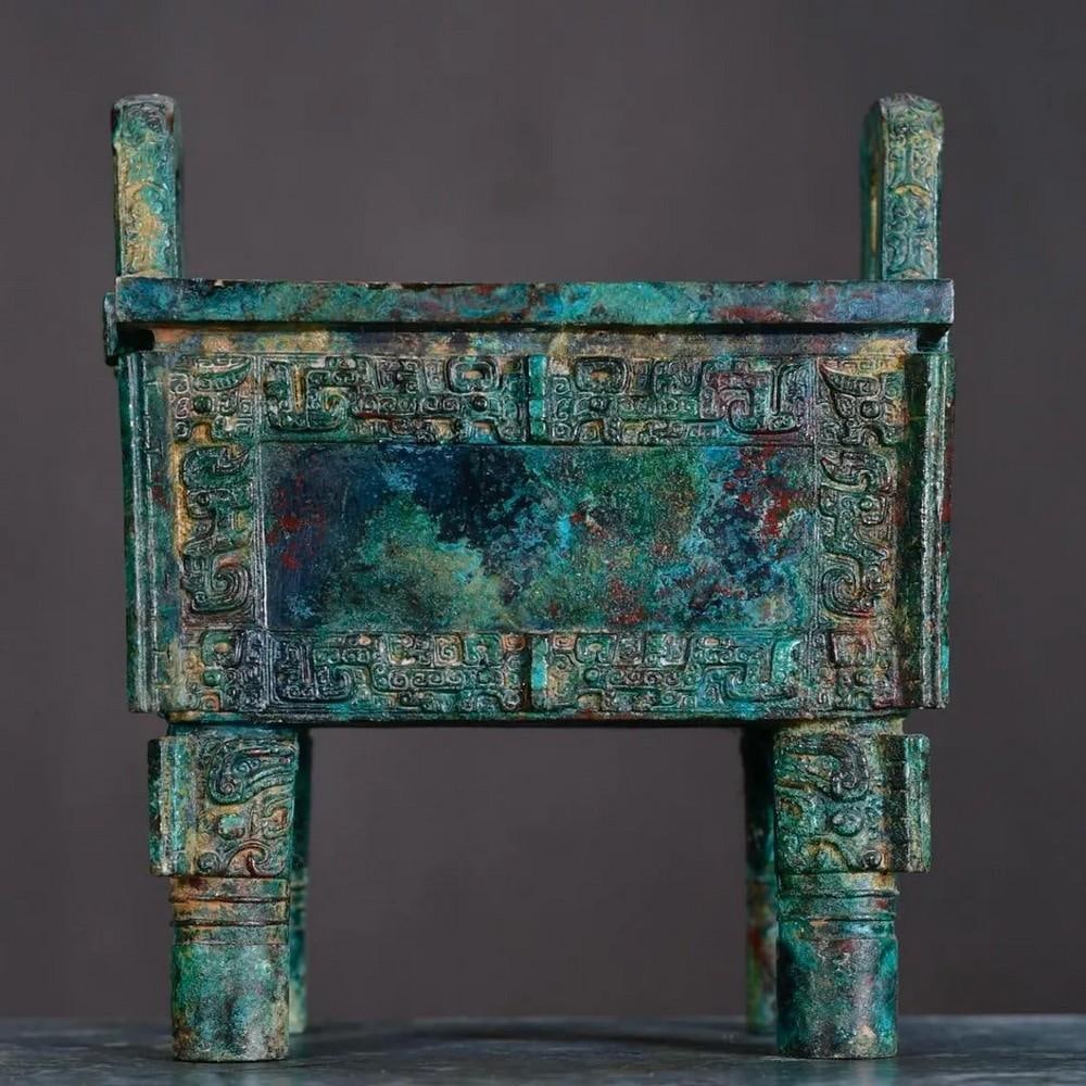 Chinese Handmade Bronze Simuwu Ding Statue: Chinese Handmade Bronze Simuwu Ding Statue This handcrafted bronze Simuwu Ding statue is an exquisite example of ancient Chinese craftsmanship. Inspired by the legendary Simuwu Ding, an iconic ritual 