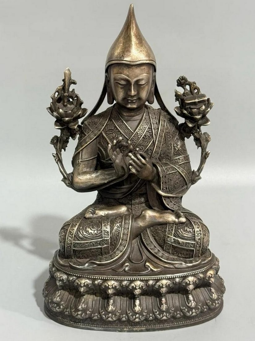 Antique Chinese Handcrafted Bronze Tsongkhapa Buddha Statue: Antique Chinese Handcrafted Bronze Tsongkhapa Buddha Statue A rare and exquisite handcrafted antique statue of Tsongkhapa Buddha, made from bronze. This vintage piece from the 1900s reflects tradition