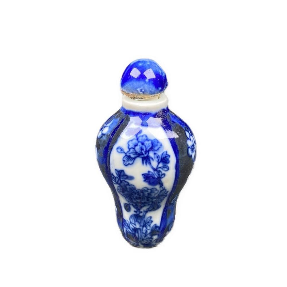 Hand Painted Chinese Floral Blue & White Porcelain Snuff Bottle: Hand Painted Chinese Floral Blue & White Porcelain Snuff Bottle This exquisite snuff bottle features hand-painted floral patterns in traditional blue and white on a porcelain body. The intricate b