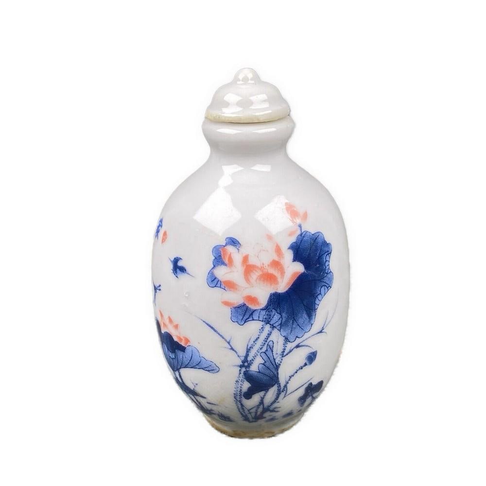 Qianlong Period Hand Painted Floral Snuff Bottle: Qianlong Period Hand Painted Floral Snuff Bottle This exquisite piece showcases the intricate artistry of the era. The delicate floral motifs, painted with precision, adorn the bottle’s surface, ref