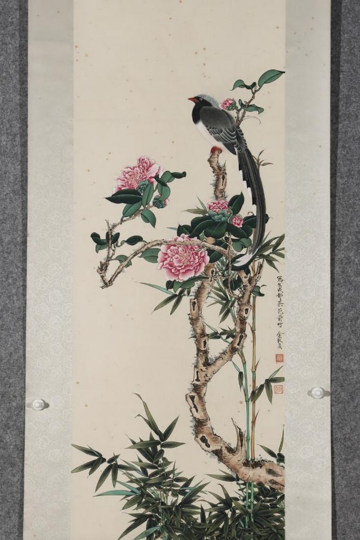 Yu Zhizhen Inspired Hand-Painted Birds and Flowers Scroll: Yu Zhizhen Inspired Hand-Painted Birds and Flowers Scroll An inspired hand-painted scroll in the style of Yu Zhizhen, showcasing traditional Chinese bird-and-flower motifs with delicate brushwork and 