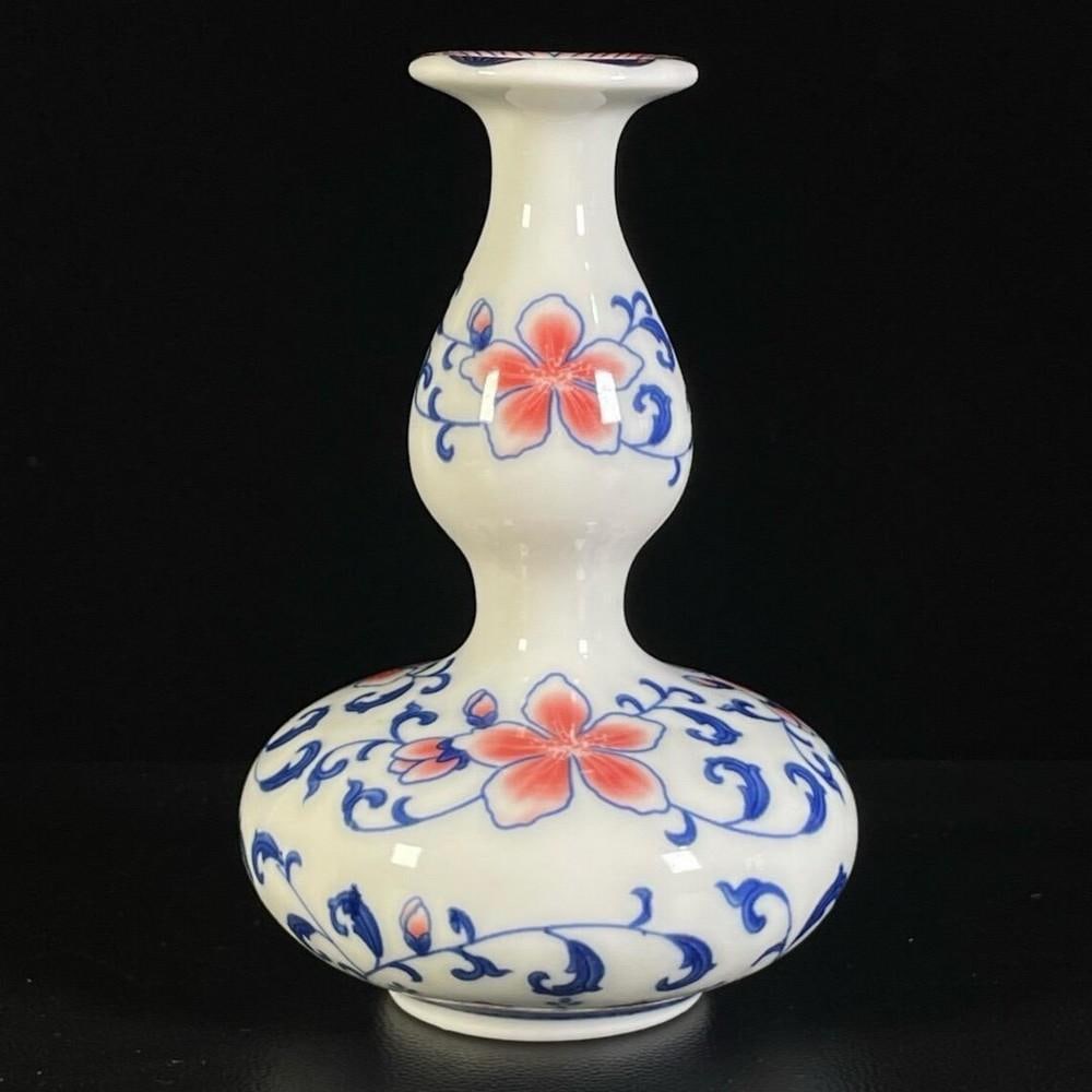 Rare Chinese Antique Hand-Painted Blue and White Underglaze Red Twined Flower Gourd Vase: Rare Chinese Antique Hand-Painted Blue and White Underglaze Red Twined Flower Gourd Vase A stunning example of traditional Chinese artistry, this rare antique gourd-shaped vase features exquisite hand