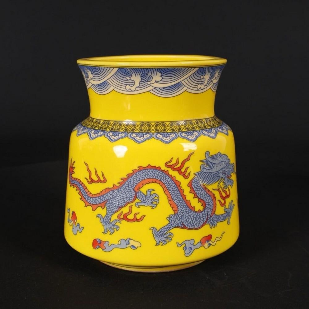 Chinese Antique Hand-Painted Yellow Glaze Famille Rose Dragon Pattern Vase: Chinese Antique Hand-Painted Yellow Glaze Famille Rose Dragon Pattern Vase This rare Chinese antique vase is a stunning example of Qing-era craftsmanship, featuring a rich yellow glaze and intricate h