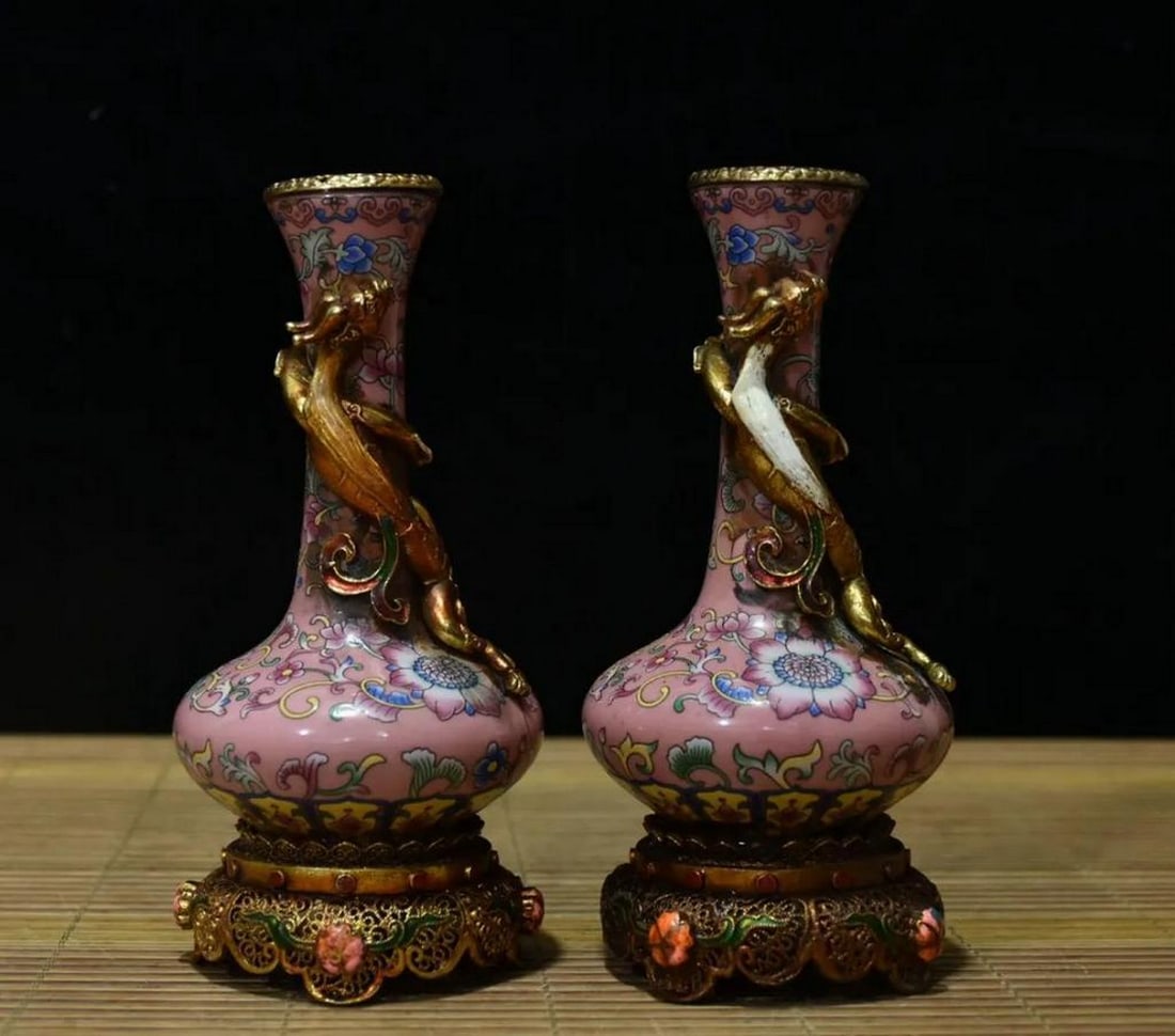 Chinese Antique Handmade Porcelain Vase with Enamel Inlay and Dragon Design: Chinese Antique Handmade Porcelain Vase with Enamel Inlay and Dragon Design This magnificent Chinese antique porcelain vase is a rare masterpiece, handmade with intricate enamel inlay and adorned with