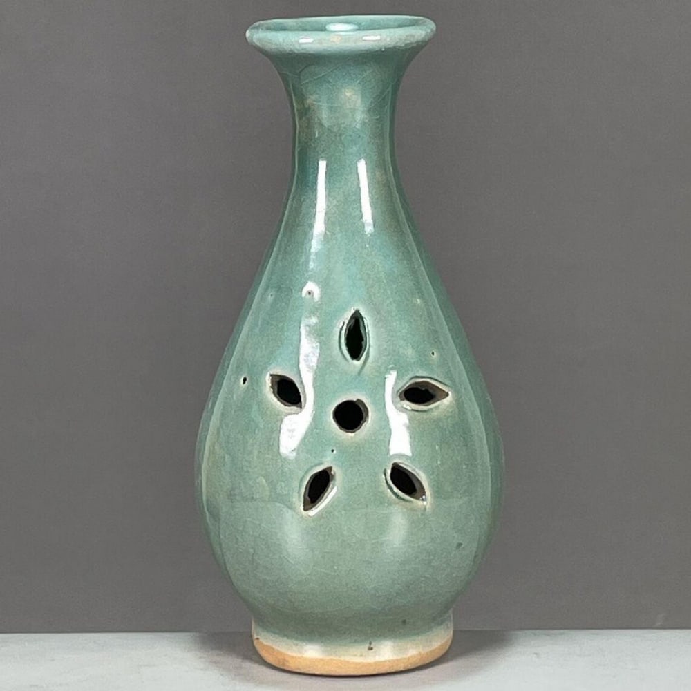 Chinese Style Green Glaze Hollowed Spring Vase: Chinese Style Green Glaze Hollowed Spring Vase This vase features a green glaze finish with a hollowed design in a Chinese-inspired form. The surface displays hand-painted detailing and openwork eleme