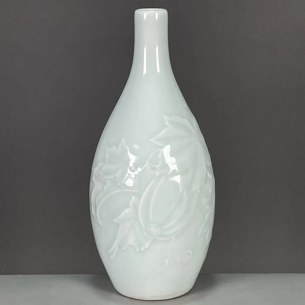 Chinese Style Single Color Glazed Engraved Flower Vase: Chinese Style Single Color Glazed Engraved Flower Vase This vase features a single color glaze with engraved floral decoration in a Chinese-inspired design. The surface displays subtle carved detailin