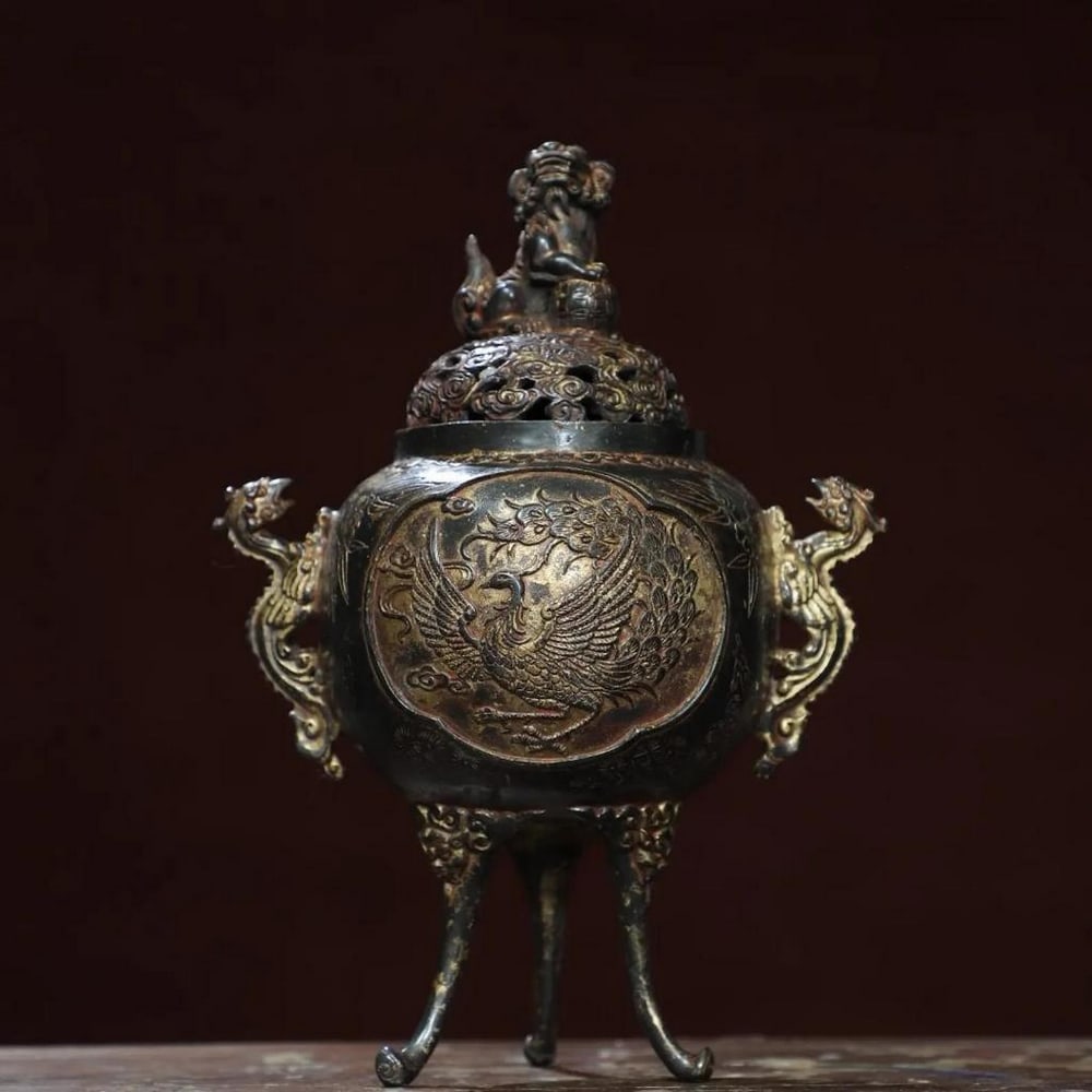 Chinese Antique Handmade Pure Copper Lion-Shaped Phoenix Incense Burner: Chinese Antique Handmade Pure Copper Lion-Shaped Phoenix Incense Burner An exquisite and rare Chinese antique incense burner, meticulously handcrafted from pure copper. Featuring a lion-shaped body wi