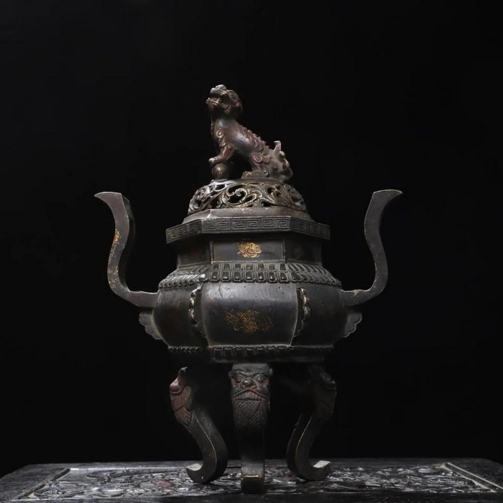 Chinese Antique Handmade Pure Bronze Lion-Shaped Incense Burner with Animal Feet: Chinese Antique Handmade Pure Bronze Lion-Shaped Incense Burner with Animal Feet An exquisite and rare Chinese antique incense burner, meticulously handcrafted from pure bronze. Shaped like a lion wit