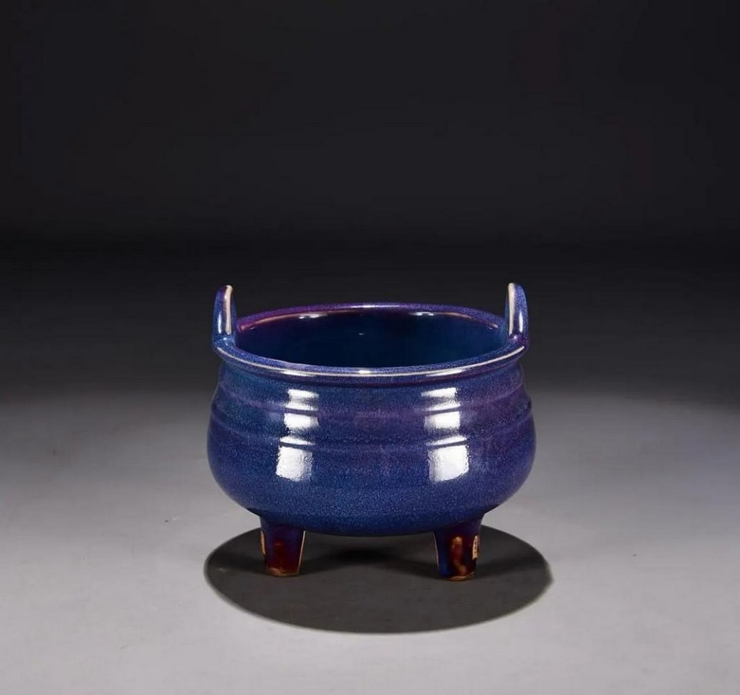 Exquisite Chinese Antique Jun Kiln Incense Burner: Exquisite Chinese Antique Jun Kiln Incense Burner This rare Chinese antique incense burner is a true work of art, crafted in the renowned Jun kiln tradition. Hand-painted and finished with a rich grap