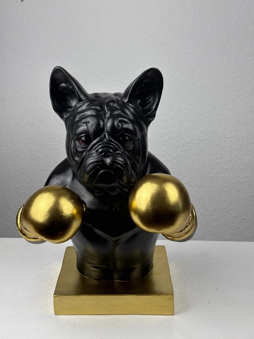 Black & Gold Boxing Bulldog – Pop Art Statue: Black & Gold Boxing Bulldog – Pop Art Statue This dynamic sculpture showcases a bulldog wearing boxing gloves, finished in sleek black and gold. It combines humor, strength, and urban flair, mak
