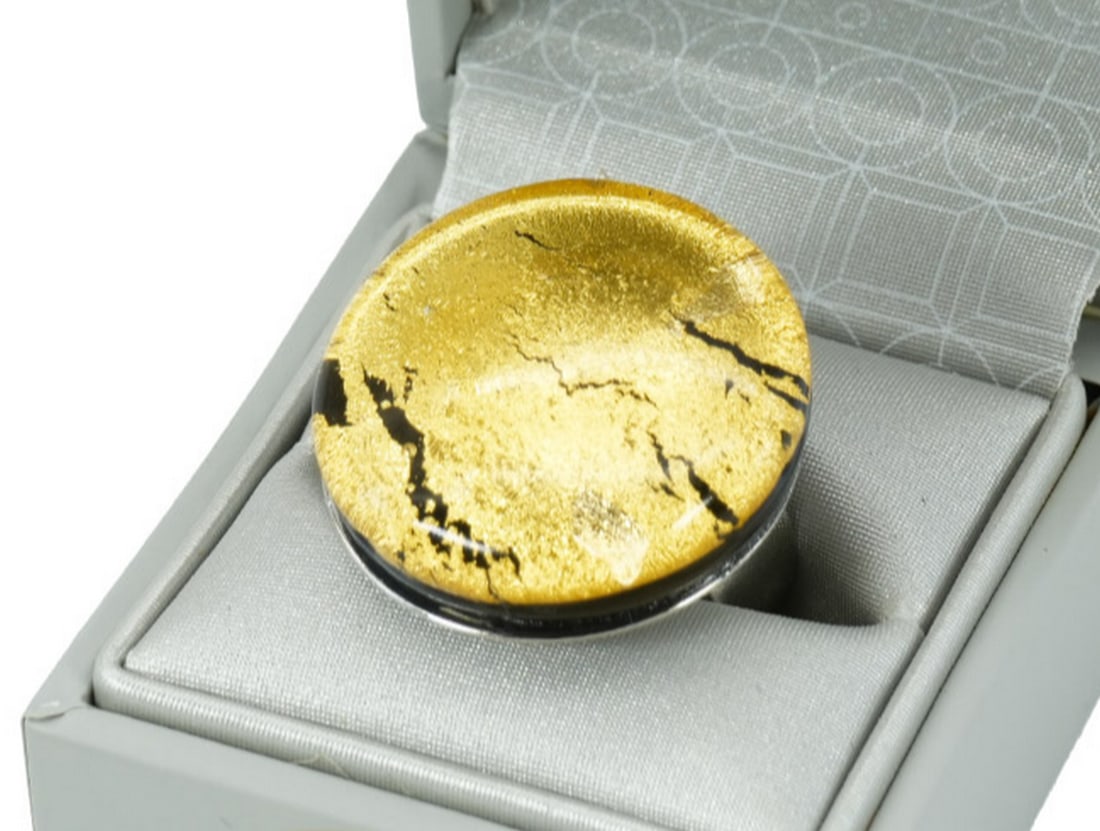 Charming Round Gold Murano Glass Ring with Silver Leaf: Charming Round Gold Murano Glass Ring with Silver Leaf Murano glass ring crafted using the hot modeling technique, featuring engraved gold leaf. Adjustable to fit any finger size. Dimensions: Length: 