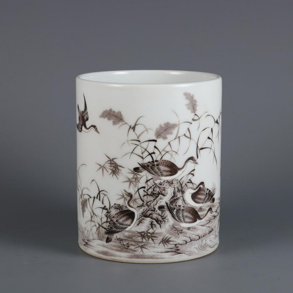 Qing Yongzheng Inspired Goose Scene Porcelain Pen Holder: Qing Yongzheng Inspired Goose Scene Porcelain Pen Holder Inspired by the refined aesthetics of the Qing Dynasty Yongzheng period, this porcelain pen holder embodies poetic tranquility and literati gra
