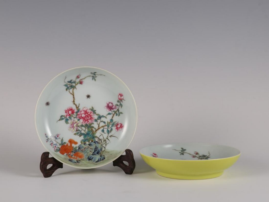 Pair of Qing Dynasty Yongzheng Small Plates with Lemon Yellow Glaze and Enamelled Floral Patterns (1 of 9)